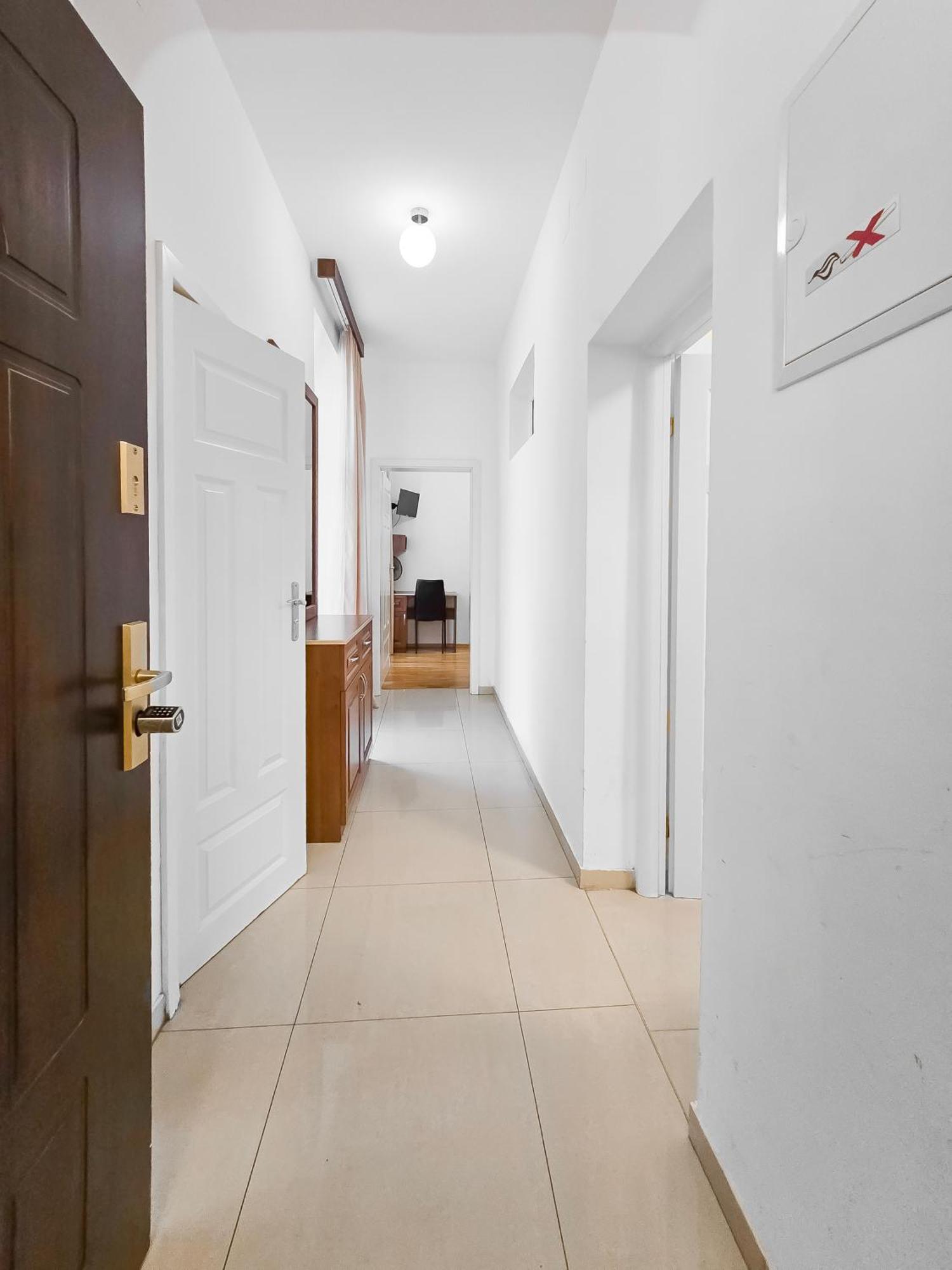 Spacious 3-bedroom Retreat With Balcony For 8 Near Millennium Tower Apartment *