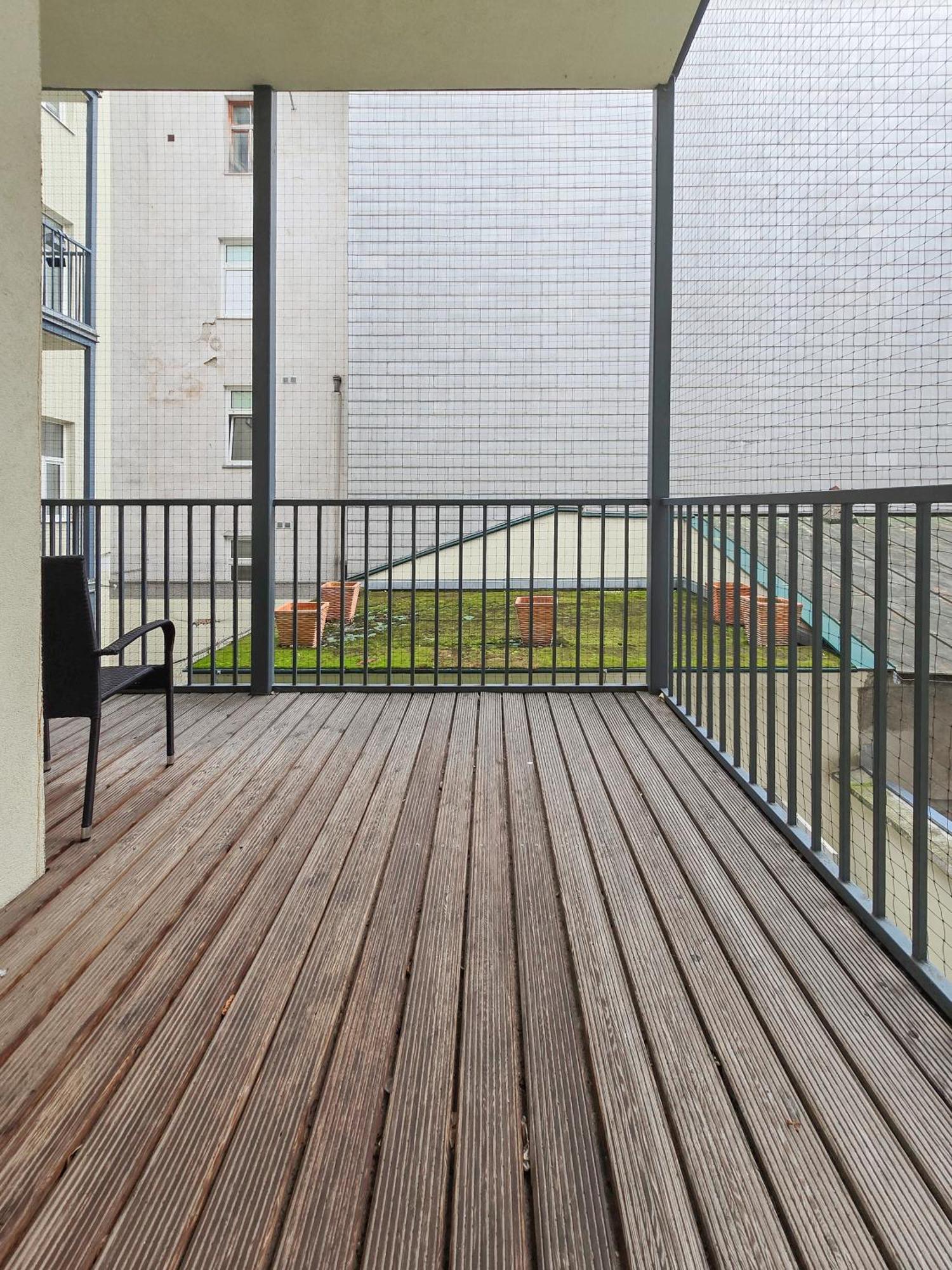 Spacious 3-bedroom Retreat With Balcony For 8 Near Millennium Tower Wien