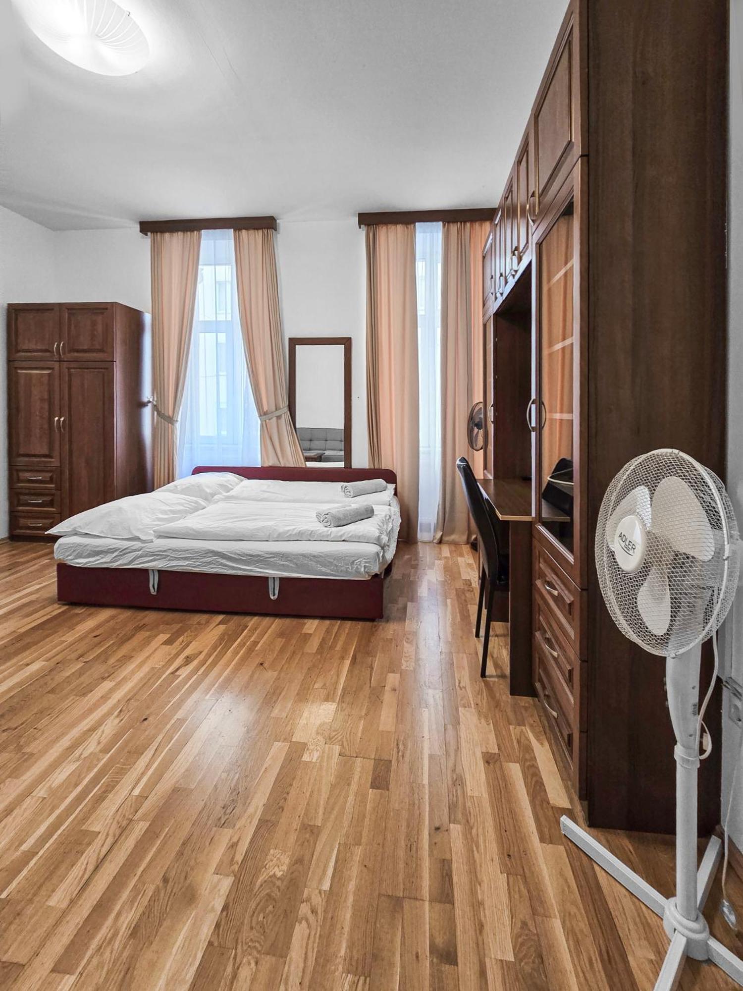 Spacious 3-bedroom Retreat With Balcony For 8 Near Millennium Tower *